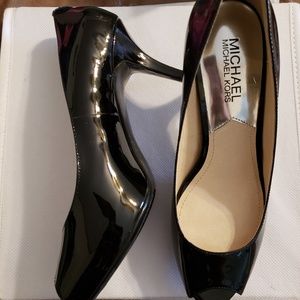 MICHAEL KORS PATENT LEATHER OPEN TOE PUMPS